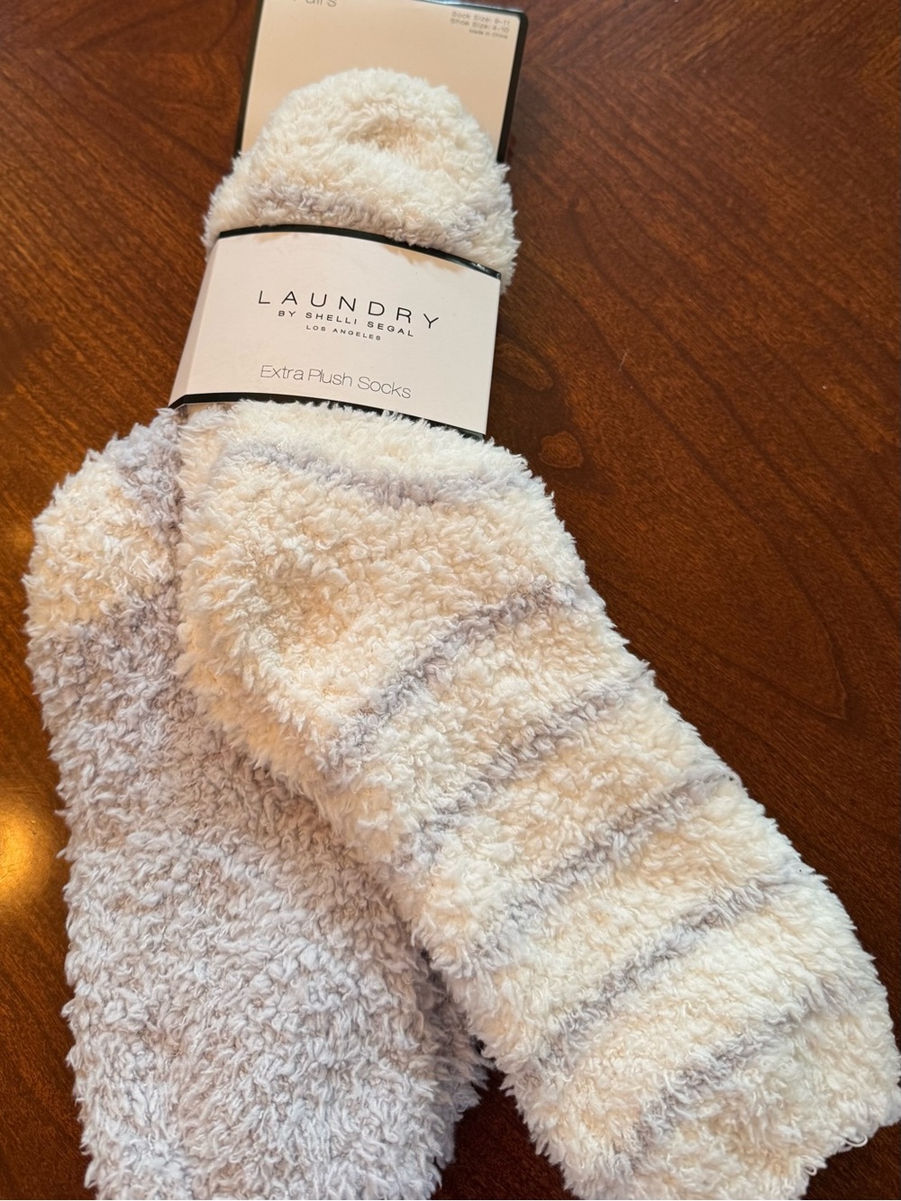 Laundry By Shelli Segal Plush Cozy Socks - Cream and Light Gray **NWT**